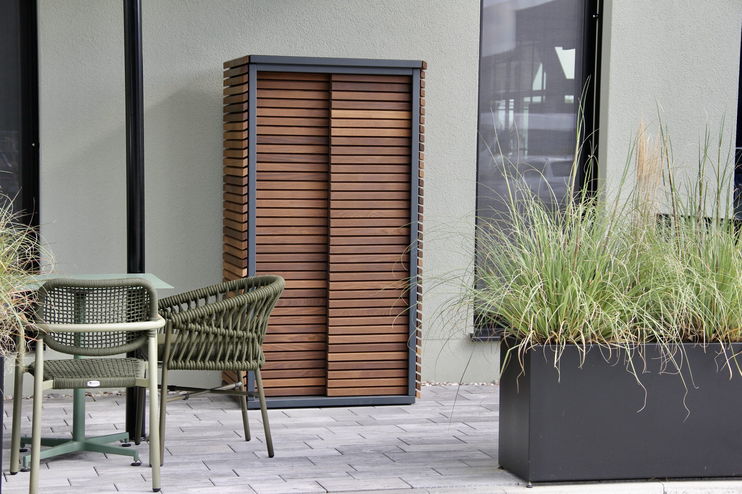 gartensilber-outdoorschrank-mit-schiebet-ren-aus-aluminium-wetterfest image 2