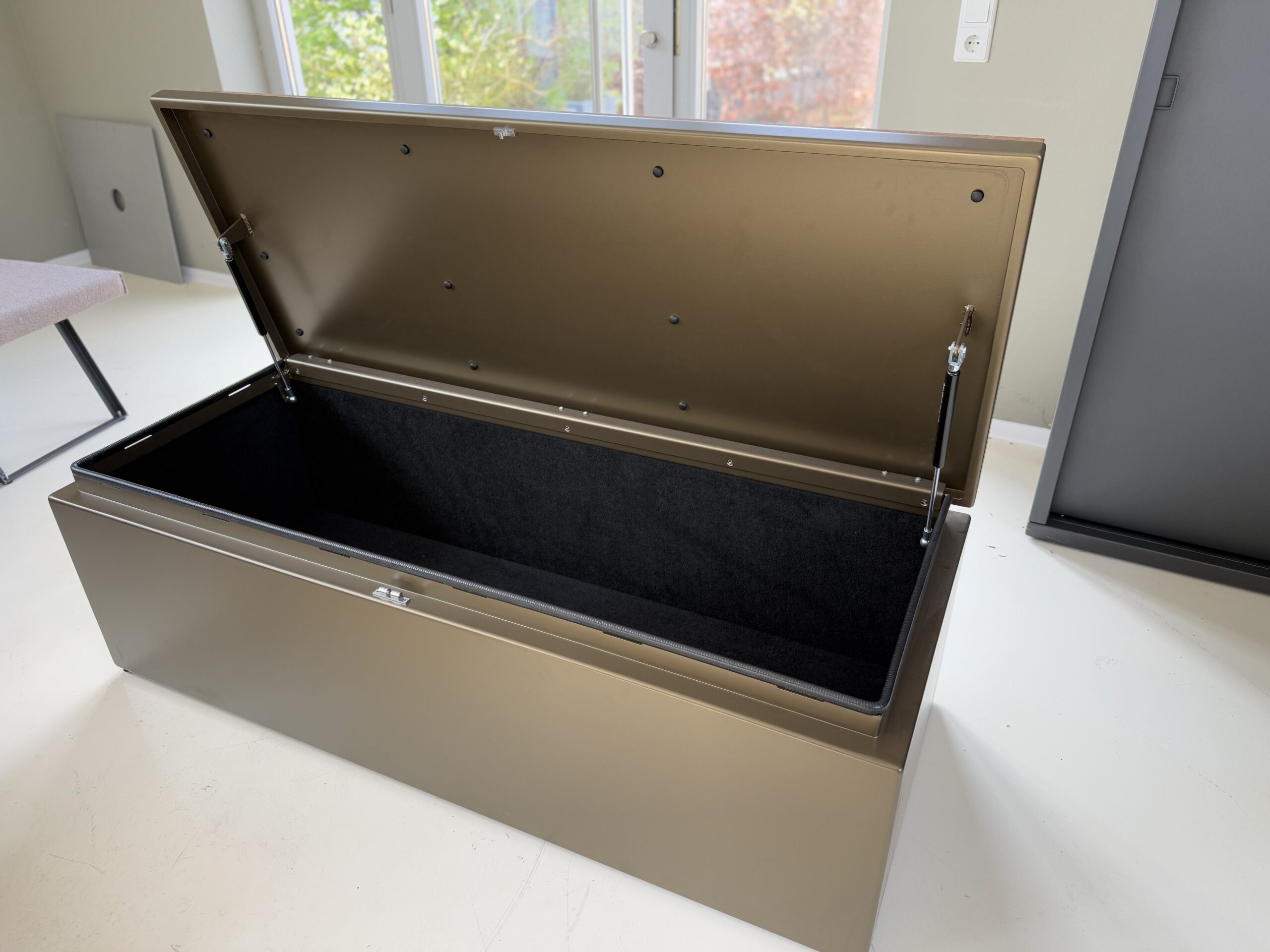 gartensilber-kissenbank-mit-holzauflage-truhe-mit-sitzfl-che-aus-thermo-esche image 7