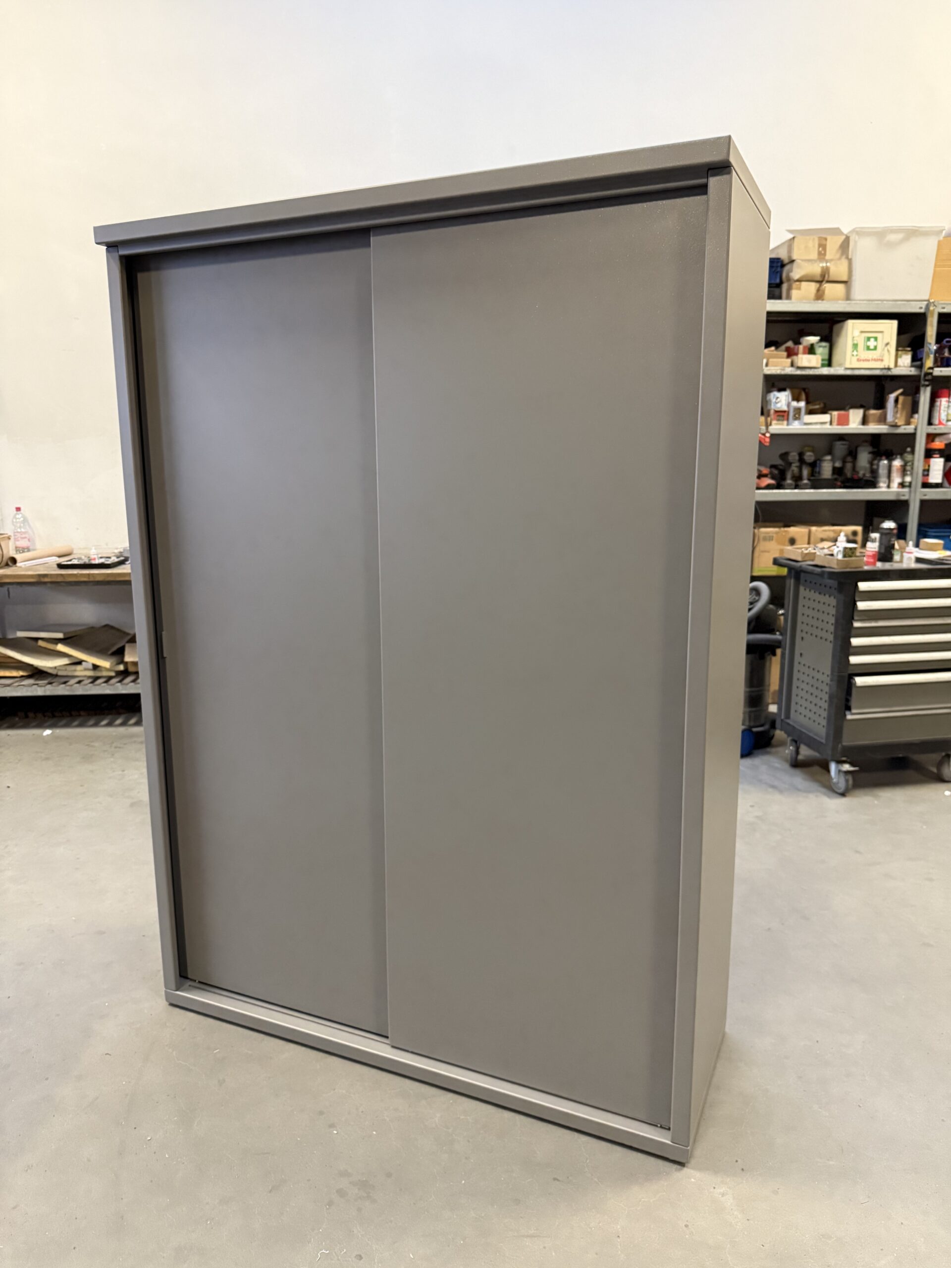 gartensilber-outdoorschrank-mit-schiebet-ren-aus-aluminium-wetterfest image 8