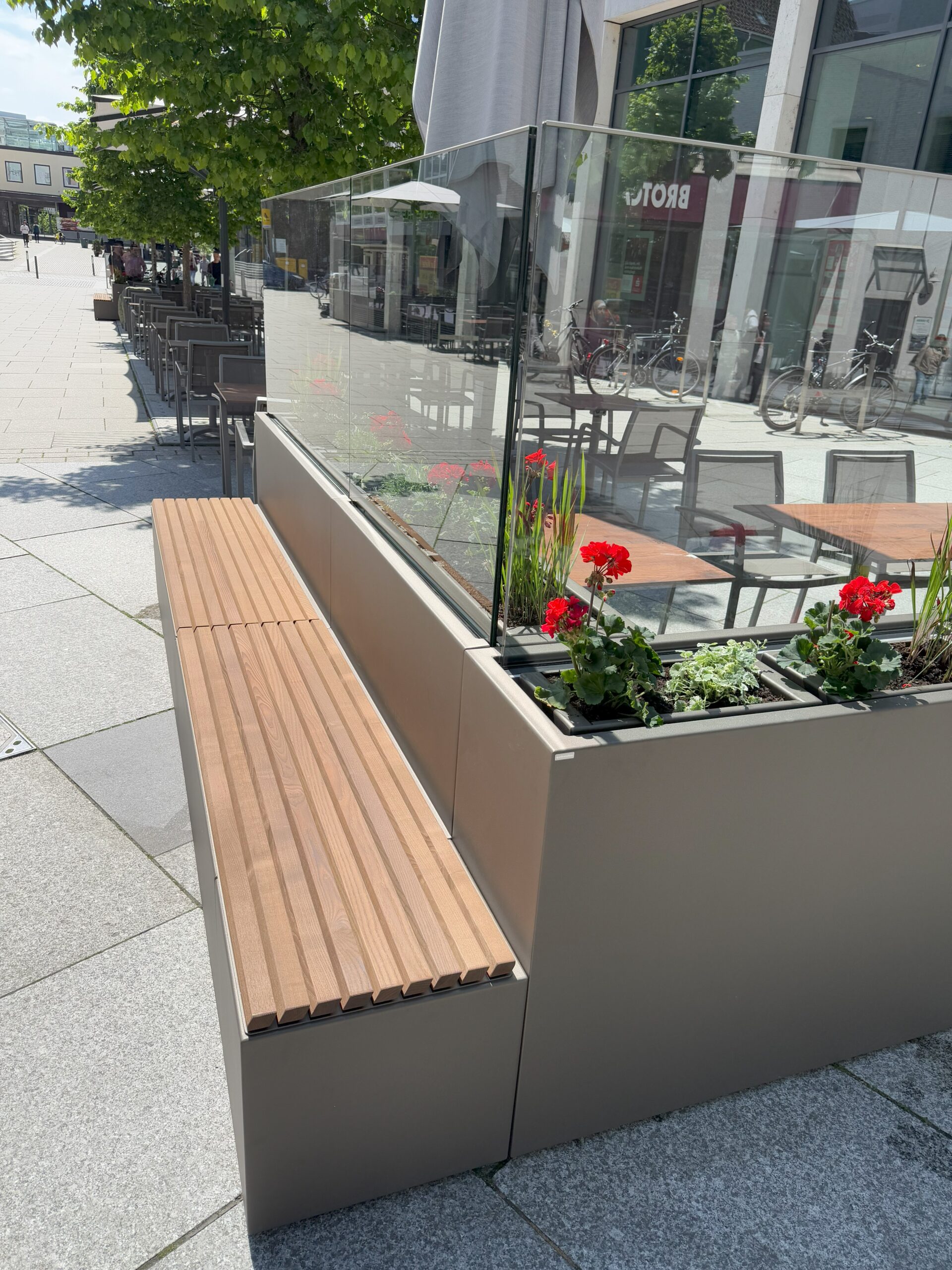 gartensilber-sitzbank-mit-glas-windschutz-und-pflanzgef image 7