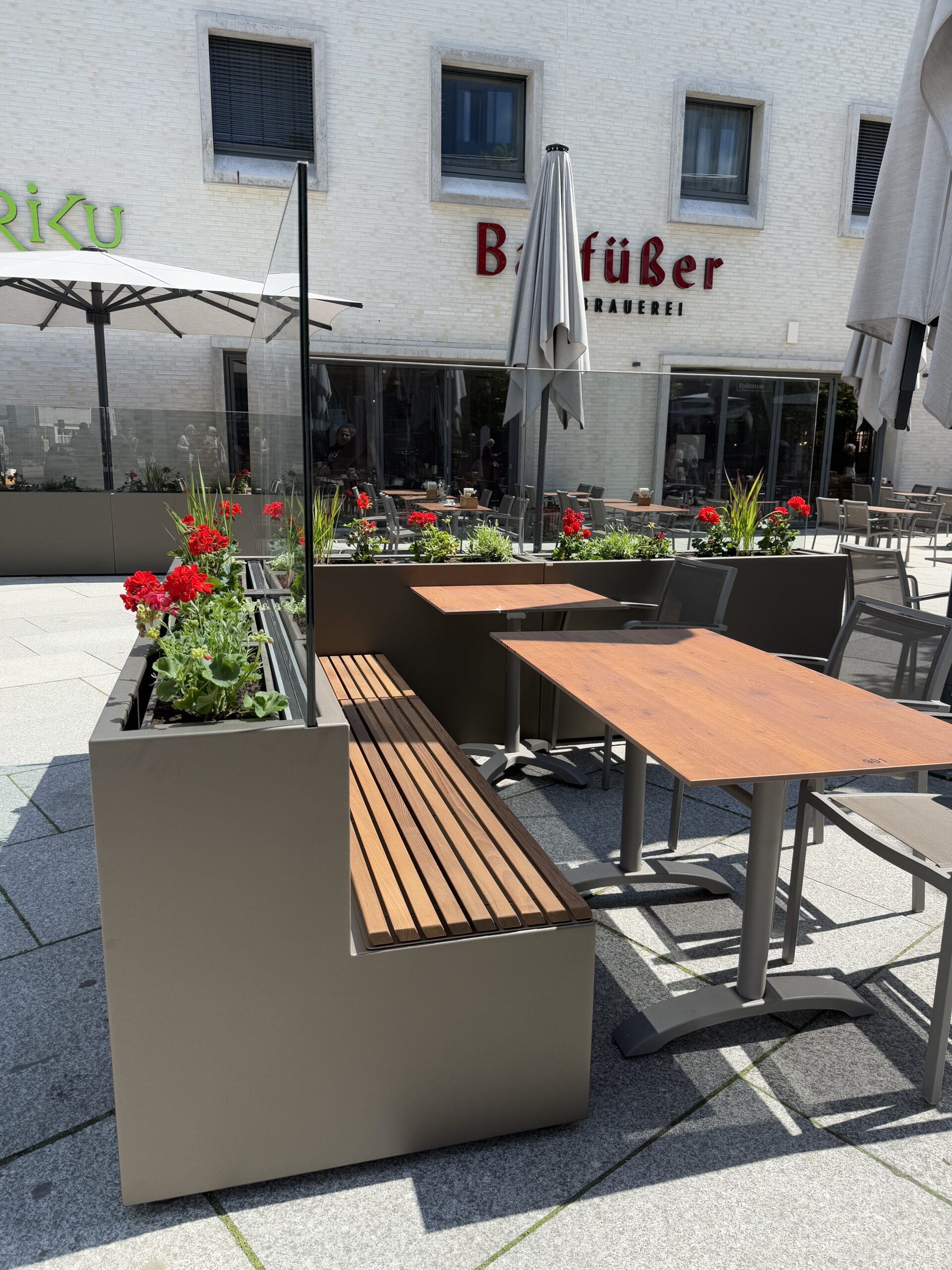 gartensilber-sitzbank-mit-glas-windschutz-und-pflanzgef image 6