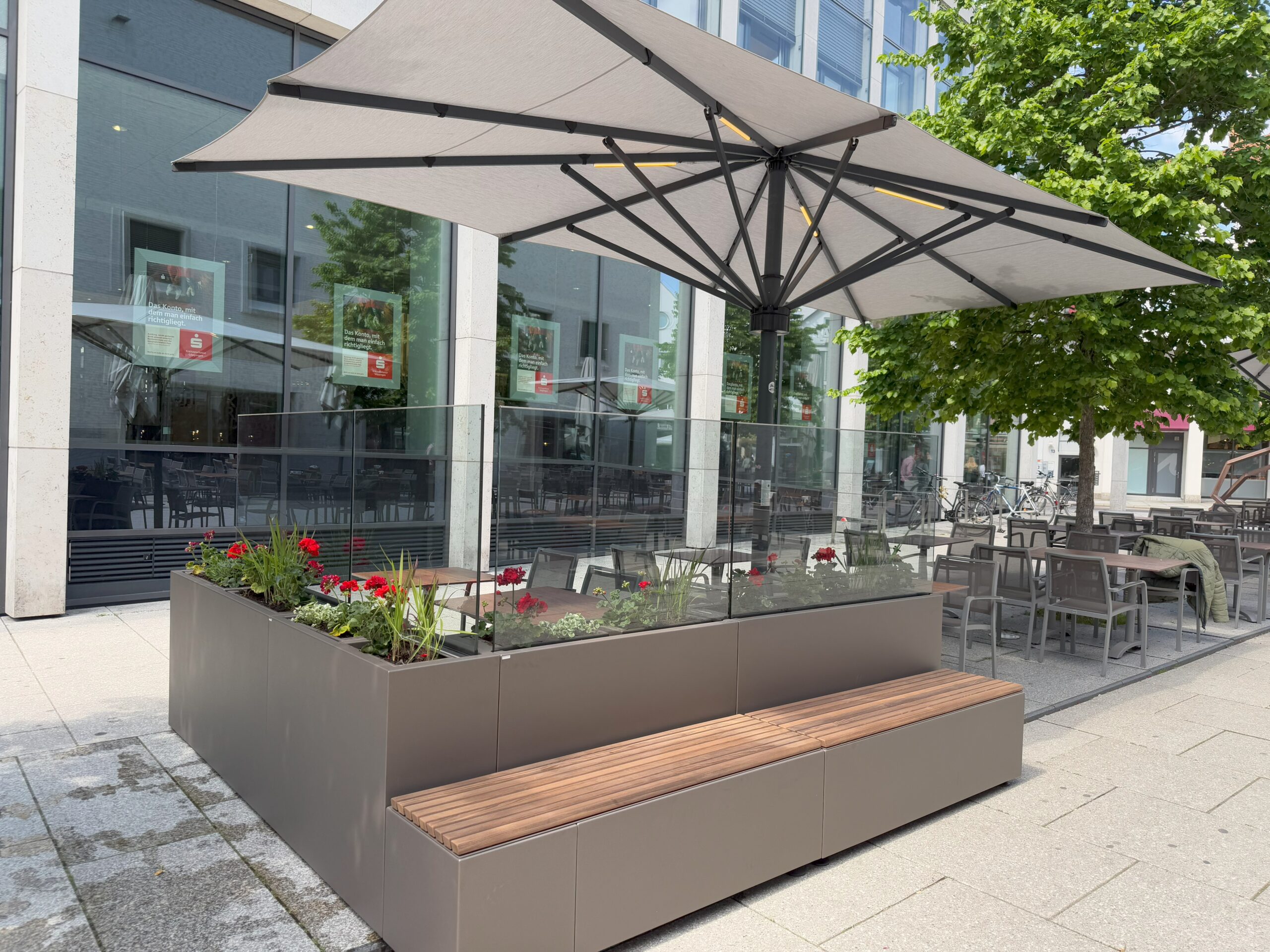 gartensilber-sitzbank-mit-glas-windschutz-und-pflanzgef image 2